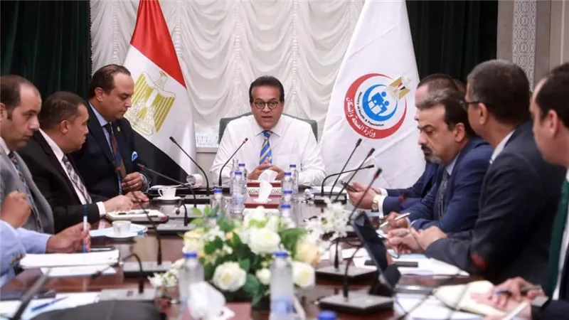 وزير الصحة يعقد اجتماعاً لمتابعة الموقف التنفيذي لمشروع التأمين الصحي الشامل