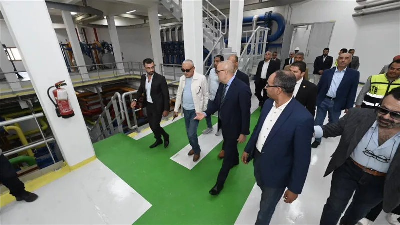 وزير الإسكان يتفقد محطة معالجة الصرف الصحي 
