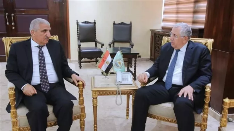 وزير الزراعة يبحث مع مدير 