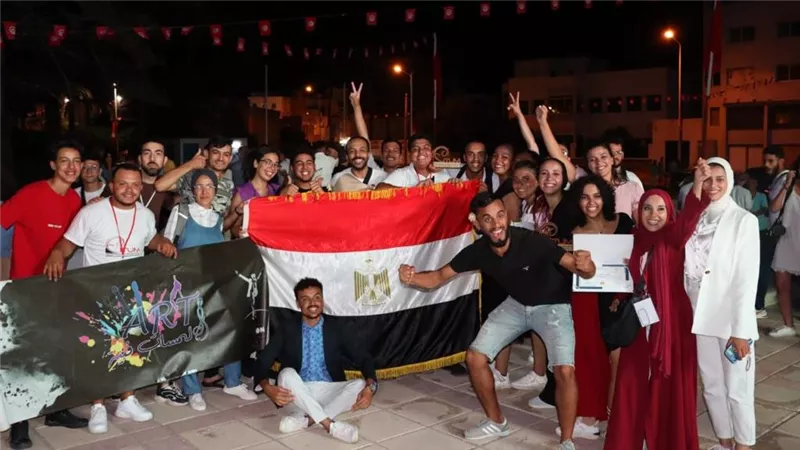 جامعة عين شمس تفوز بالجائزة الكبرى لافضل عرض مسرحي بالمهرجان الدولي للمسرح الجامعي  بتونس