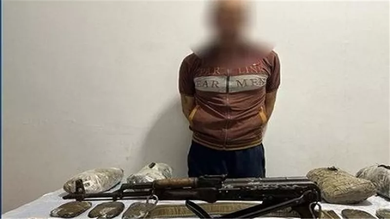 بحوزته سلاح ناري.. ضبط عنصر إجرامي بكميات من المواد المخدرة
