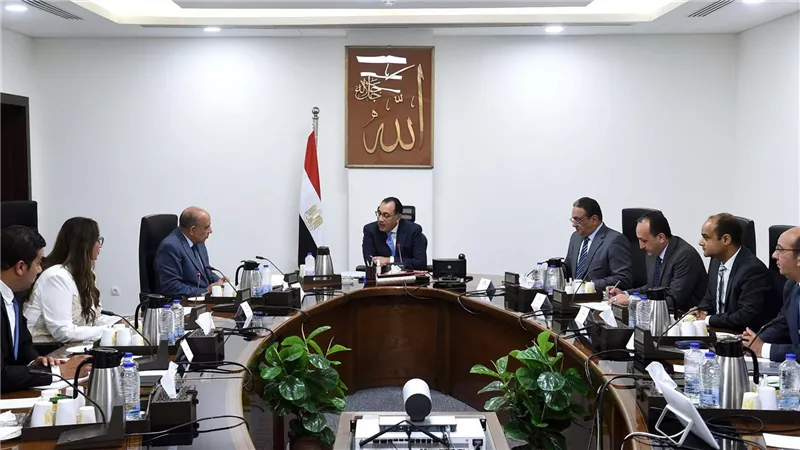 رئيس الوزراء يتابع موقف المجمعات الصناعية على مستوى الجمهورية