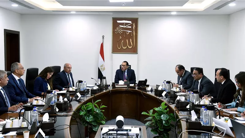 رئيس الوزراء يستعرض إجراءات تعظيم تجارة الترانزيت وإعادة التصدير