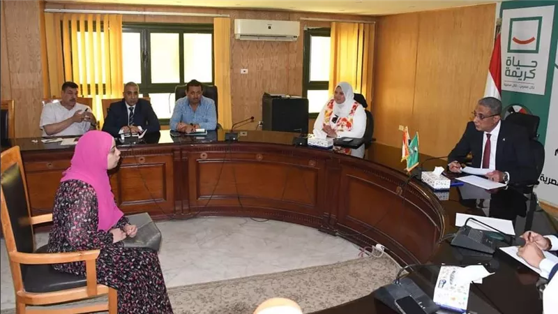 محافظ الفيوم يوجه بتوفير مساعدات للأولى بالرعاية وفرص عمل للشباب بالقطاع الخاص