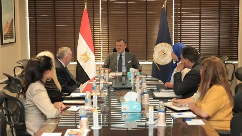 وزير السياحة والآثار يلتقي بالرئيس الشرفي لمركز جون كيندي للفنون المسرحية