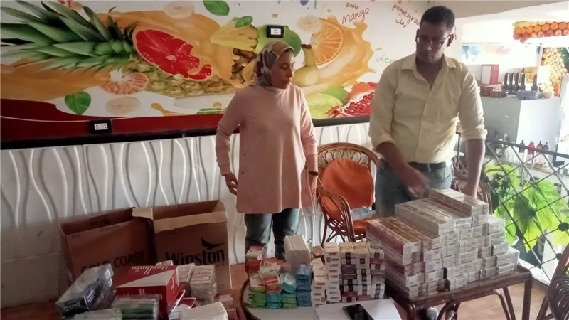 تموين غرب والجمرك بالإسكندرية تضبط سجائر بدون فواتير دالة على الحيازة 