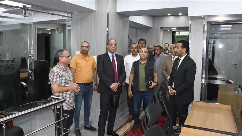 محافظ الفيوم ورئيس اللجنة الفنية يتفقدان مركز سيطرة الشبكة الوطنية للطوارئ والسلامة العامة