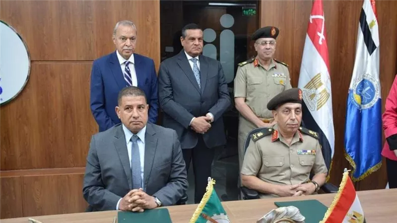 وزير التنمية المحلية ومحافظ القليوبية  ومدير سلاح الإشارة يشهدون توقيع بروتوكول لتقديم خدمات الشبكة الوطنية للطوارئ 