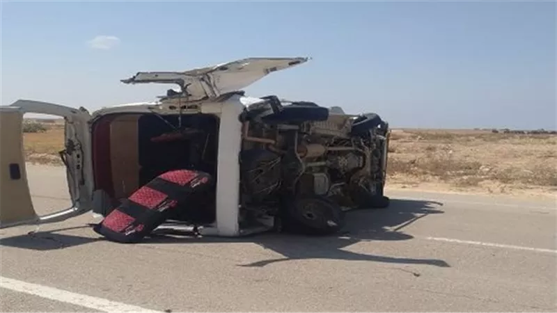 وفاة ٥ وإصابة ٦ في انقلاب أتوبيس بطريق مطروح السلوم 
