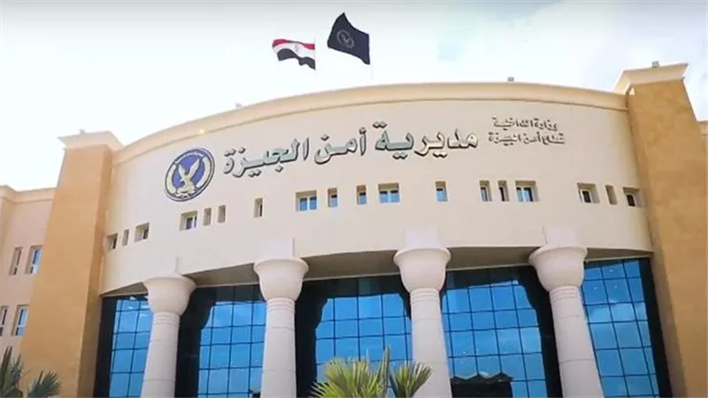 بسبب أزمة مالية.. عامل يطلق النار على أسرته بالوراق