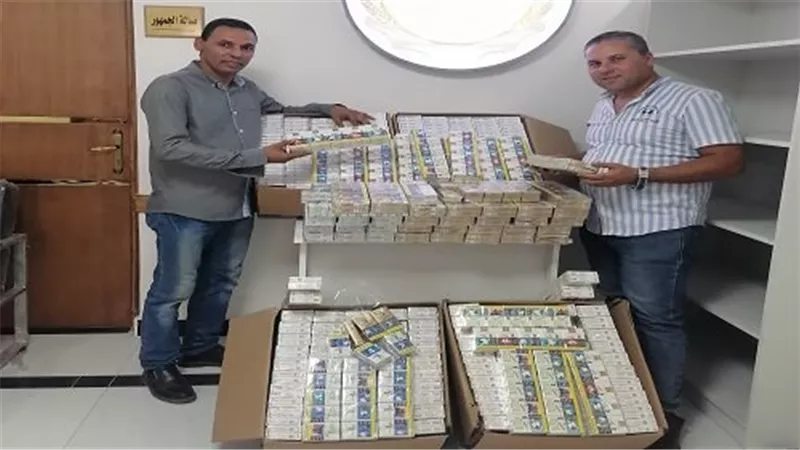 ضبط كميات من السجائر المحلية محجوبة عن البيع ببرج العرب بالإسكندرية 