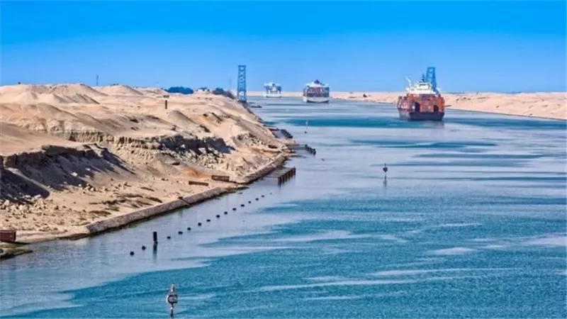 احتكاك ناقلتين غاز ونفط.. ماذا حدث في قناة السويس اليوم؟