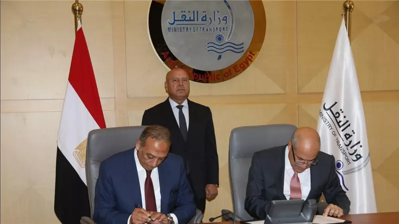 وزير النقل يشهد توقيع عقد تمويل وتصميم وإنشاء واستغلال وصيانة الميناء الجاف 