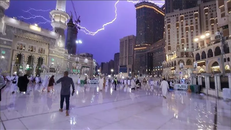 عاصفة مكة المكرمة.. إلى أين وصلت وهل من علامات يوم القيامة؟