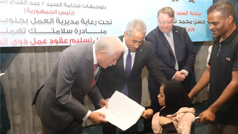 وزير العمل يطلق مبادرة 