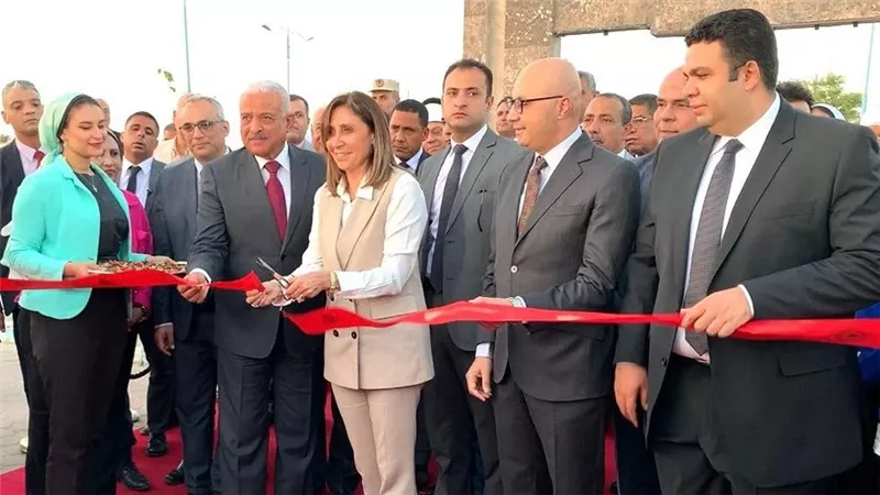 محافظ السويس ووزيرة الثقافة يفتتحان معرض المحافظة الأول للكتاب