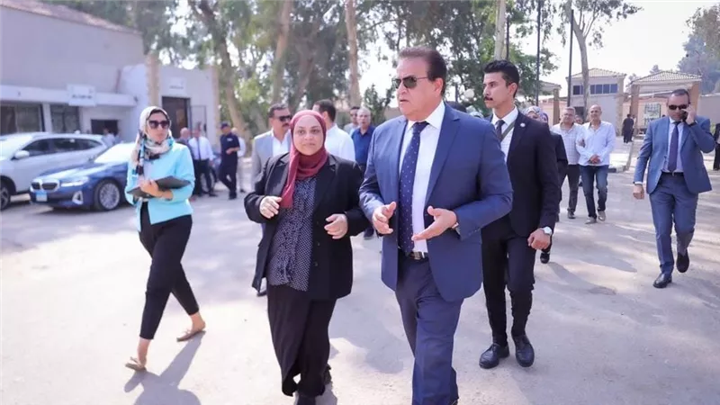 وزير الصحة يُشيد بجلسات التوعية النهارية وجودة العمل الصحي وانتظام الفرق الطبية 
