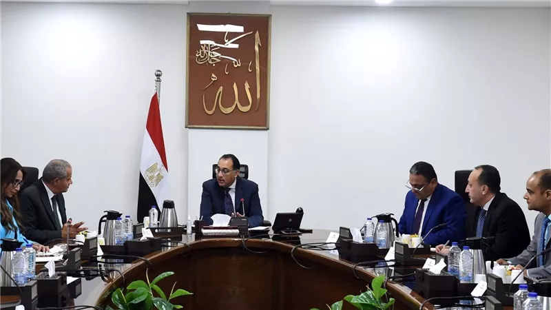 رئيس الوزراء يتابع مع وزير التموين جهود توفير السلع الأساسية للمواطنين