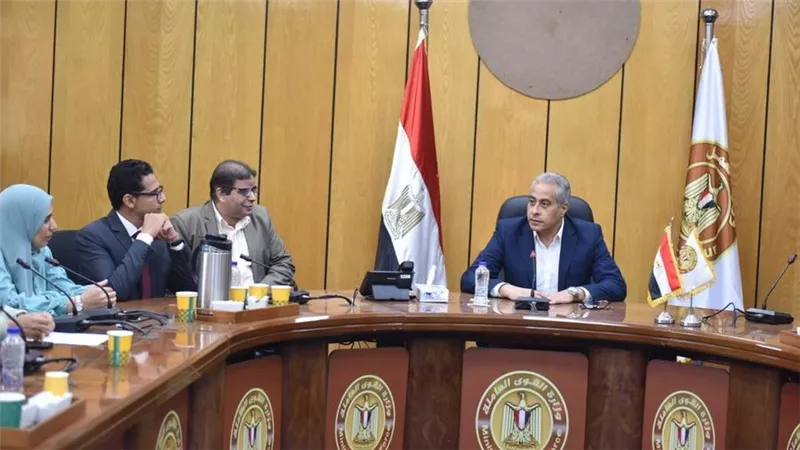 وزير العمل يلتقي بممثلي الاتصال النقابي العمالي بالمحافظات 