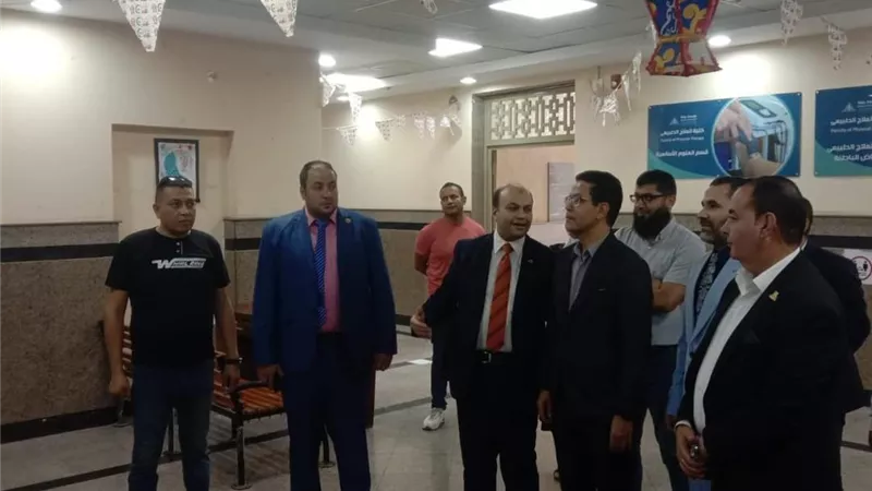 القائم بعمل رئيس جامعة بنها يتفقد سير العمل بكلية العلاج الطبيعي والعيادات الخارجية