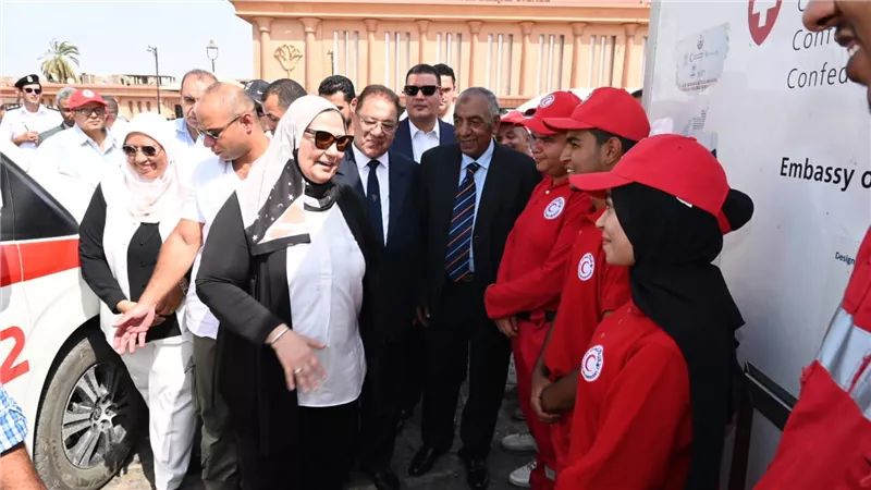 وزيرة التضامن الاجتماعي تتفقد نقطة الخدمات الإنسانية للهلال الأحمر