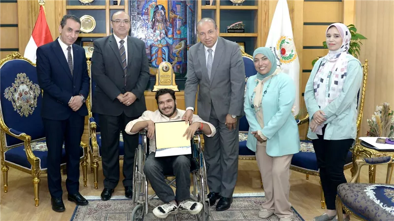 تقديرًا لتفوقهم.. رئيس جامعة المنصورة يكرم المتفوقين من الطلاب ذوي الهمم 
