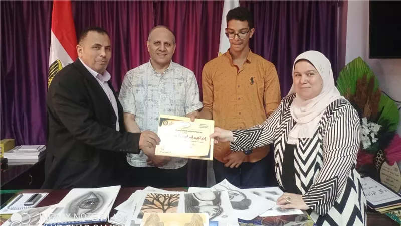 وكيل تعليم كفر الشيخ يكرم مبدع بالتعليم الفني ويشيد بمركز الموهوبين