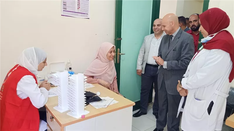 وكيل وزارة الصحة بالشرقية يتفقد عمل الفرق الطبية بمبادرة ١٠٠ يوم صحة