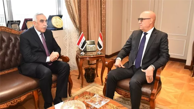 وزير الإسكان يبحث مع السفير العراقى بالقاهرة سبل تعزيز التعاون بين البلدين
