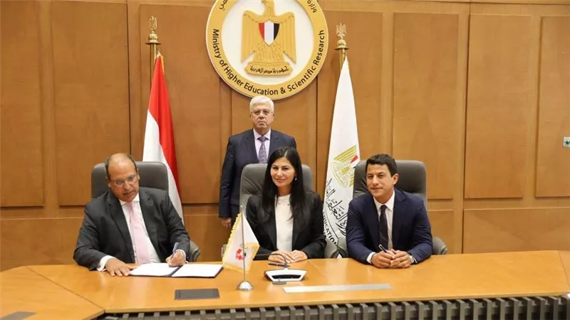 وزير التعليم العالي يشهد توقيع اتفاقية تعاون بين الجامعة البريطانية وصندوق 