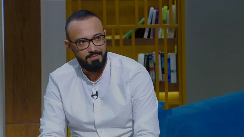 الدكتور أحمد رضا يبدع في تقليد الفنانيين والمطربين.. واحد من الناس