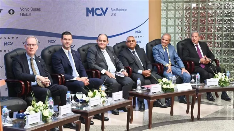 وزير التجارة والصناعة ونظيره السويدي يشهدان توقيع اتفاقية تصنيع مشترك