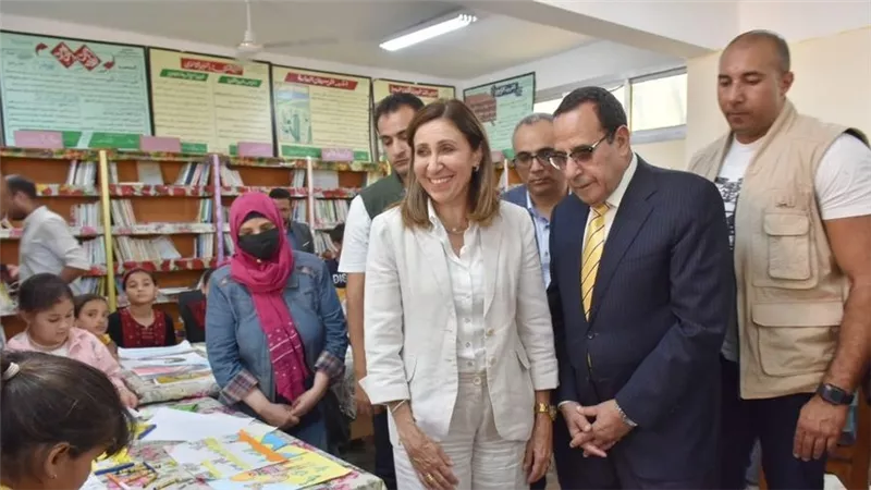 وزيرة الثقافة ومحافظ شمال سيناء يفتتحان معرضًا للحرف التراثية 