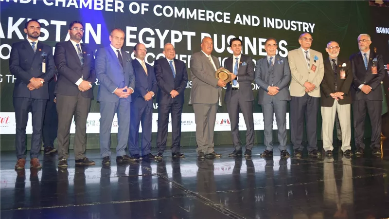غرفة القاهرة تشارك في مؤتمر فرص الاعمال المصري الباكستاني..ورئيس راولبندي يكرم العشري
