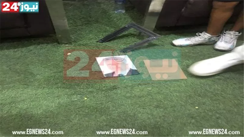 تحطيم صورة مرتضى منصور وإلقائها علي الأرض داخل الزمالك (صور)