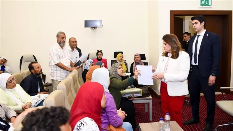 وزيرة الهجرة تستقبل العشرات من أولياء أمور الطلاب المصريين الدارسين في السودان للاستماع لشكواهم