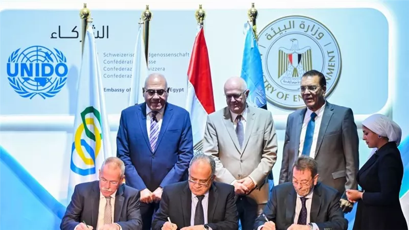 رئيس الهيئة العربية للتصنيع ووزيرة البيئة يشهدان توقيع مذكرة تفاهم 