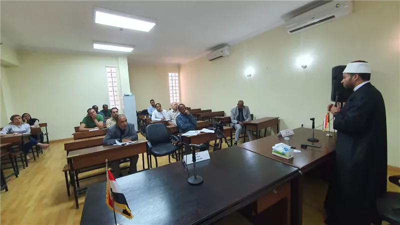 هاني تمام يلقي محاضرة  