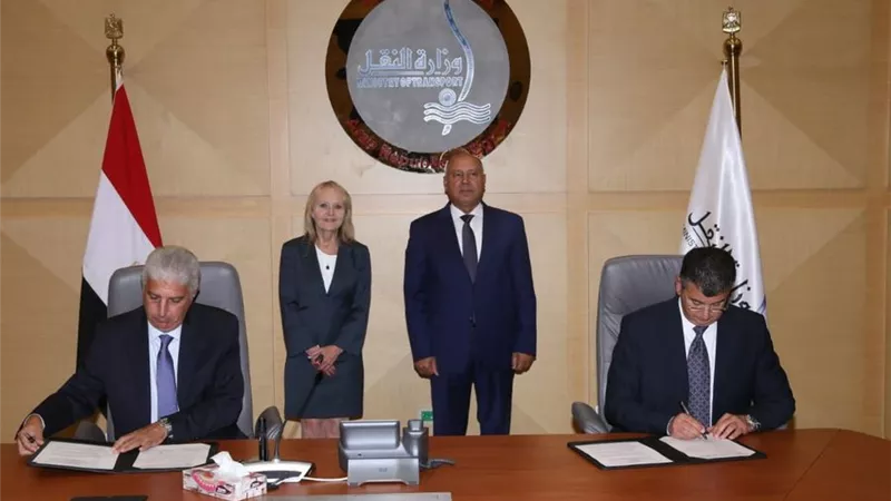 وزير النقل يشهد توقيع عقد تنفيذ أعمال البنية الأساسية والأنظمة لمترو الإسكندرية (أبو قير – محطة مصر)