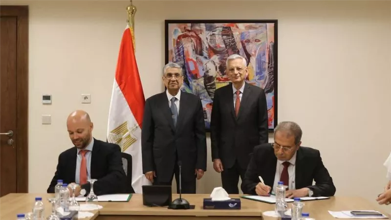 وزير الكهرباء وسفير فرنسا لدى جمهورية مصر العربية يشهدان مراسم توقيع مذكرتى تفاهم بين قطاع الكهرباء وشركة  EDF الفرنسية