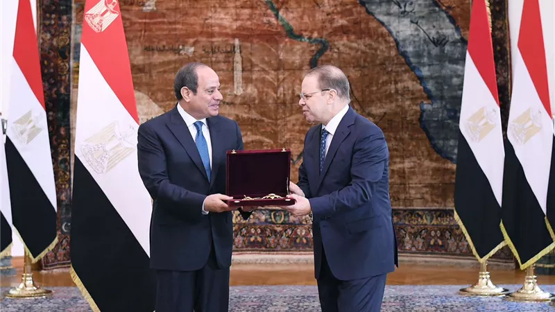 السيسي يمنح وسام الجمهورية من الطبقة الأولى للمستشار حمادة الصاوي