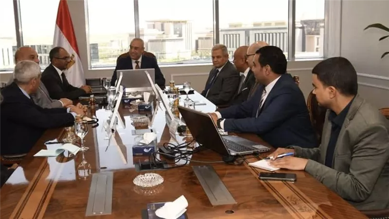 وزير الإسكان يلتقى مسئولى إحدى الشركات الوطنية لبحث سبل التعاون