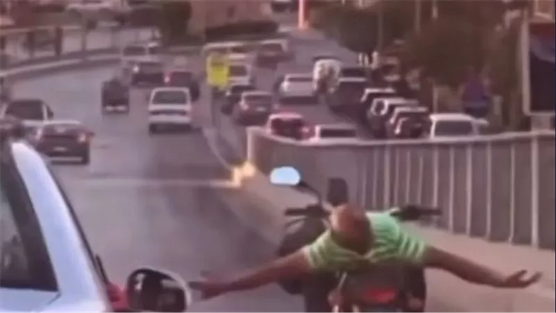 ضبط مرتكبي الواقعة.. الداخلية تكشف ملابسات فيديو لقائد دراجة نارية يقوم بحركات إستعراضية