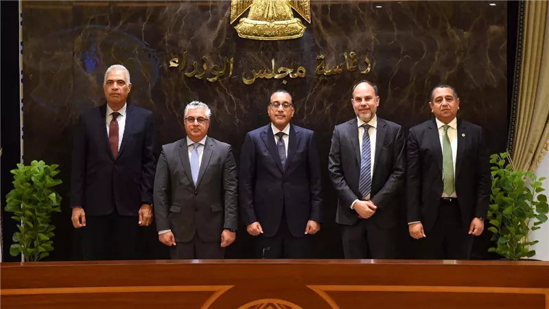 رئيس الحكومة يشهد توقيع عقد إنشاء مصنع بإستثمارات مليار يورو بالسخنة