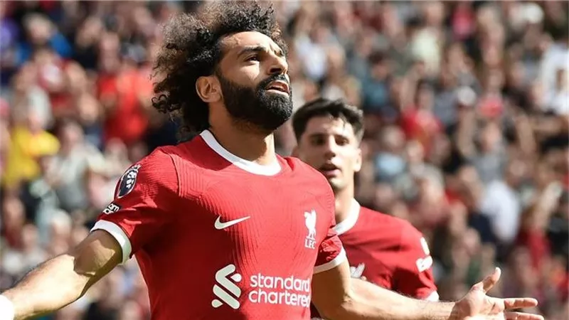 ينافس بنزيما.. محمد صلاح ضمن قائمة المرشحين لجائزة الكرة الذهبية