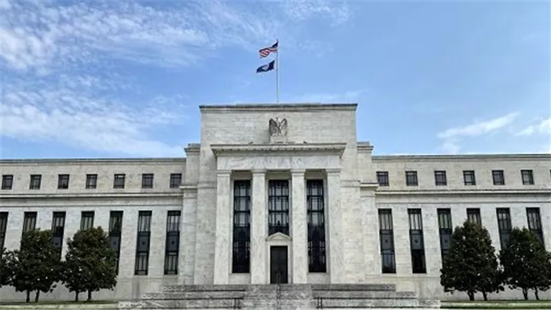 بعد زيادة 10 مرات متتالية.. الفيدرالي الأمريكي يقرر تثبيت سعر الفائدة