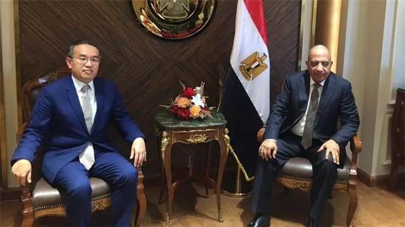 وزير قطاع الأعمال العام يؤكد اهتمام الحكومة بتنمية علاقاتها التجارية والاستثمارية مع الصين