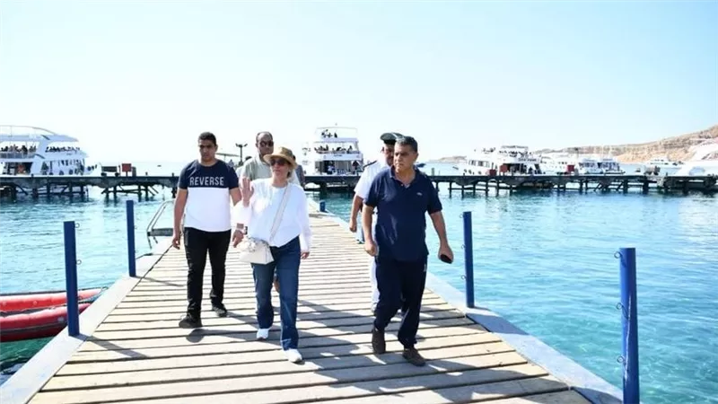 وزيرة البيئة تتفقد الإلتزام باشتراطات ممارسة الأنشطة البحرية بشواطئ شرم الشيخ للحفاظ على التنوع البيولوجي