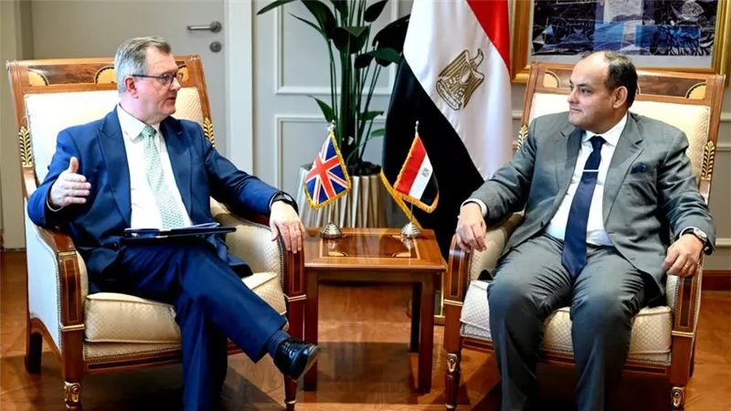 وزير التجارة والصناعة يلتقي المبعوث التجاري لرئيس الوزراء البريطاني إلى مصر