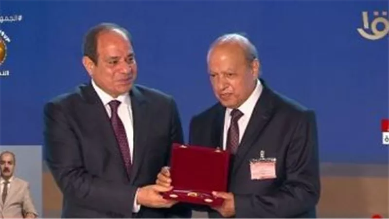 الرئيس السيسي يكرم عددا من العلماء والأئمة والقراء خلال احتفالية المولد